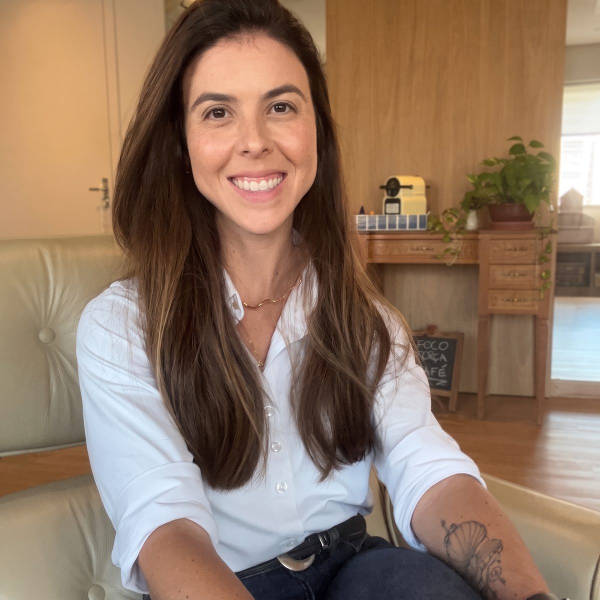 Patrícia Vaz Corrêa, psicóloga e psicanalista, em seu consultório